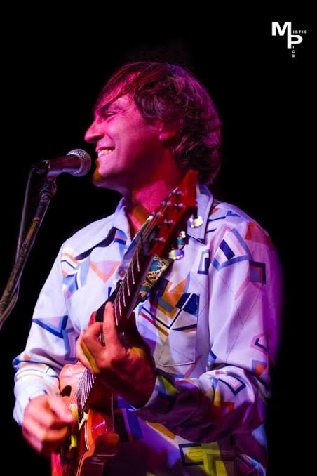 Bub Pratt performing live